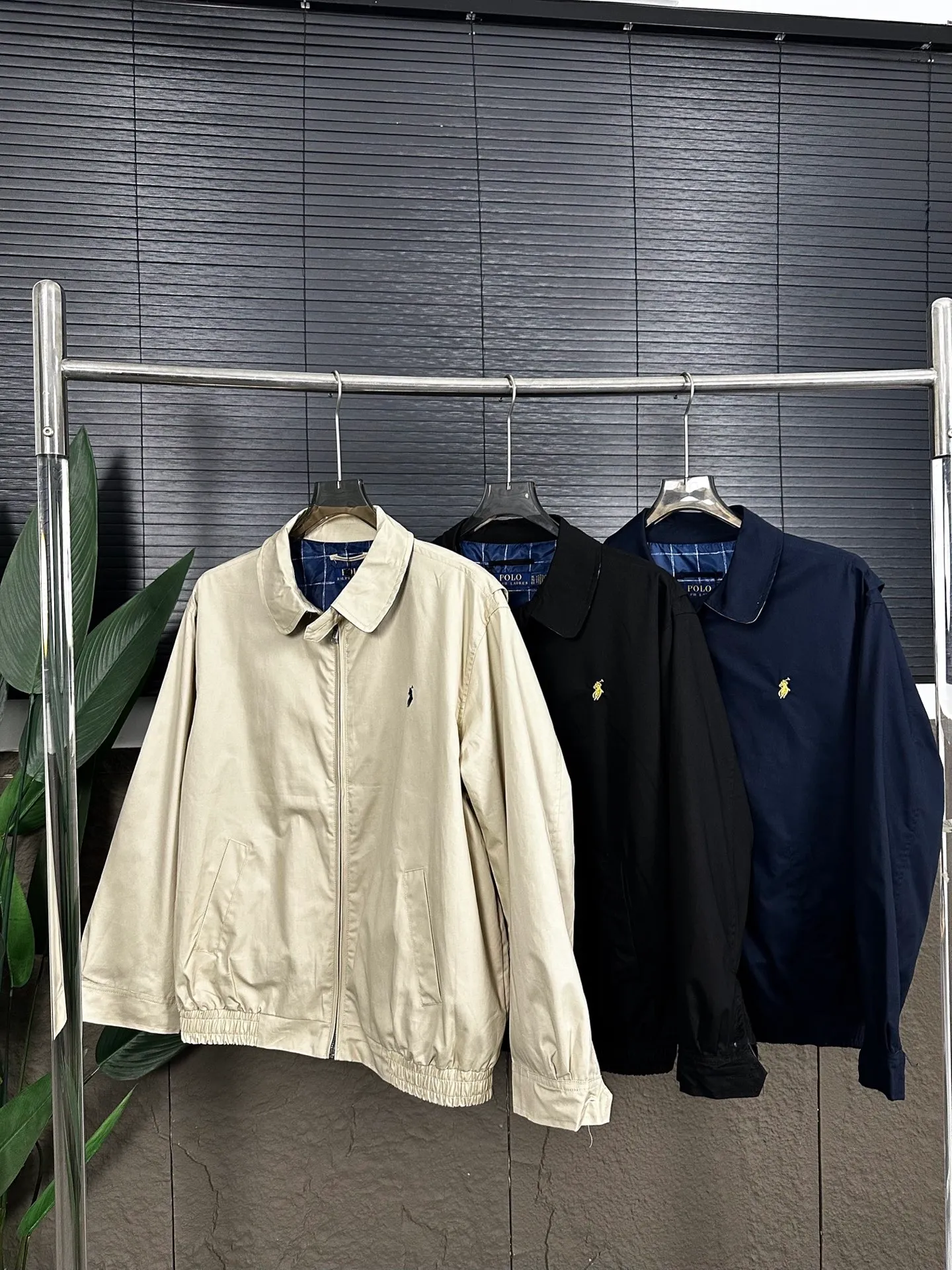 P270 Ralph Lauren/Ralph Lauren classic unisex veteran zipper jacket style number: DJ1897 Recommended by many fashion bloggers, the Harrington jacket's lapel zipper windproof design perfectly blends casual style with street trend elements, making it very suitable for neutral wear. The fabric texture of the jacket is excellent and comfortable to wear. It is a very versatile and trendy jacket. Original development, 100% pure cotton fabric, exquisite embroidery, evergreen style for all seasons, feel free to buy it, retro will never go out of style!  Color: Khaki Navy Black Size: M-XXL M L
